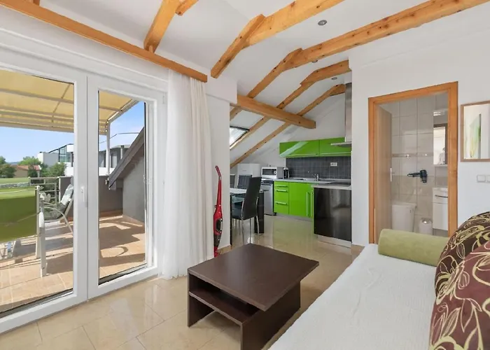 In With Seaview, Terrace, Air Condition, Wifi شقة Sukošan