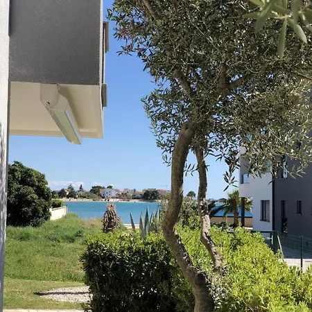 In With Seaview, Terrace, Air Condition, Wifi Apartment *