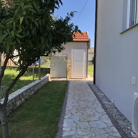 In With Seaview, Terrace, Air Condition, Wifi Apartman
