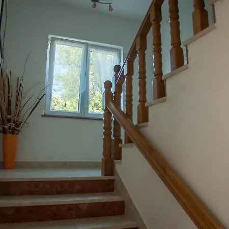 In With Seaview, Terrace, Air Condition, Wifi Apartman *
