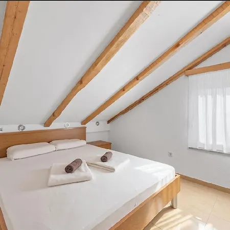 In With Seaview, Terrace, Air Condition, Wifi Apartman Sukosan