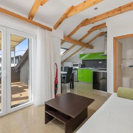 In With Seaview, Terrace, Air Condition, Wifi Apartman Sukosan