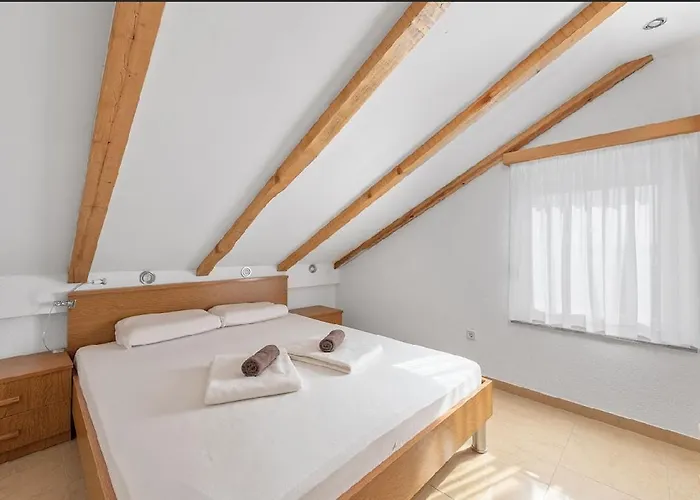 In With Seaview, Terrace, Air Condition, Wifi Lejlighed Sukošan